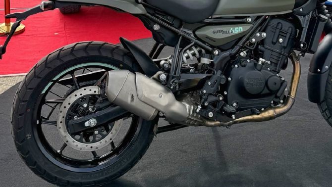 ‘Vua côn tay’ mới của Anh quốc chính thức ra mắt giá 62 triệu đồng: Đả bại Honda Winner X và Exciter