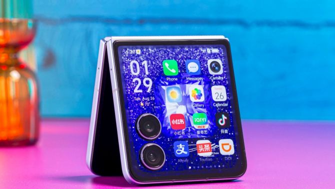 Mở hộp, trên tay Honor Magic V Flip 2 phiên bản Jimmy Choo đặc biệt: Mặt lưng lộng lẫy như mặt biển lấp lánh ánh sao