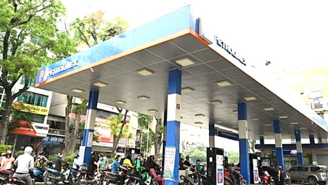 Giá xăng dầu hôm nay 28/8: Trong nước vượt mức 20.000 đồng/lít từ chiều nay, xăng E10 có gì?