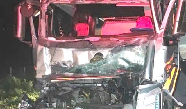 Kinh hoàng hiện trường ô tô tông xe đầu kéo trên cao tốc Dầu Giây - Phan Thiết khiến 2 người thương vong