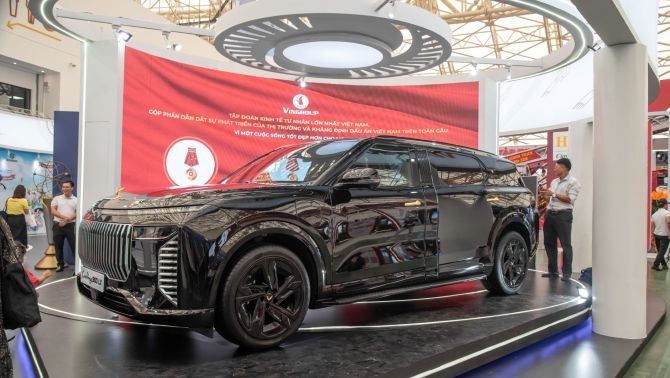 Người Việt trầm trồ với Lạc Hồng 900 LX : Nhiều chi tiết mạ vàng sang trọng, có phiên bản Chống đạn phục vụ nguyên thủ