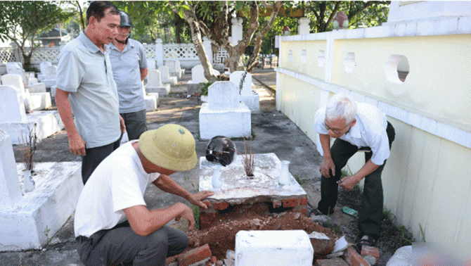 Phú Thọ: Nhiều thân nhân liệt sỹ vô cùng xót xa khi 18 phần mộ bị đục phá, ngổn ngang dưới đất