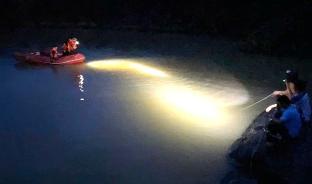 Cơ quan chức năng gặp khó trong việc tìm kiếm 2 nạn nhân cuối cùng trong vụ đuối nước ở hồ Tuyệt tình cốc