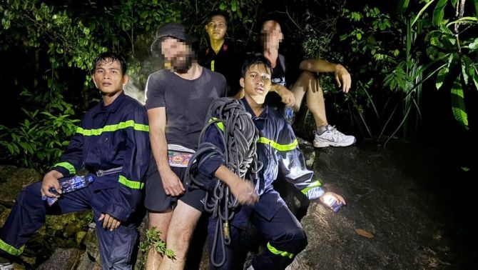 Phép màu xuất hiện với 2 du khách người Nga đi lạc, kiệt sức trên núi Cô Tiên