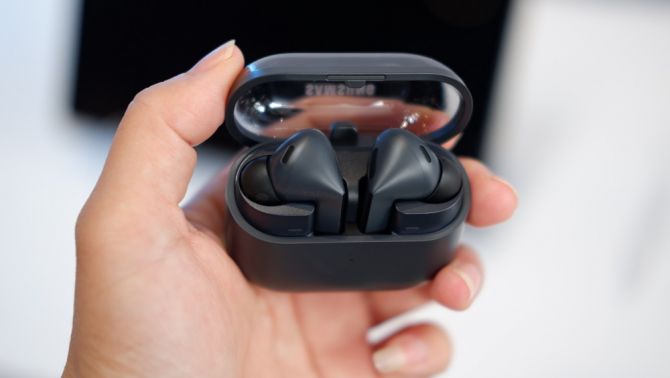 Trên tay, đánh giá nhanh Galaxy Buds3 FE: Tai nghe dịch đa ngôn ngữ, pin 30 giờ, chống ồn chủ động, tích hợp Gemini