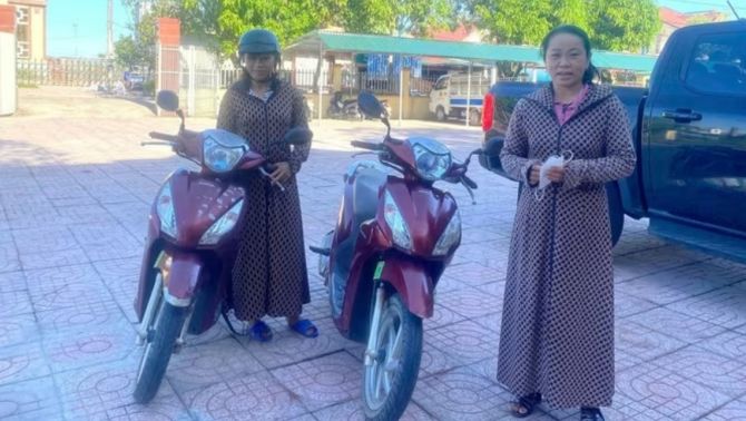 Sự trùng hợp khó tin: Hai người phụ nữ cùng tuổi, dắt nhầm xe máy giống hệt nhau và cái kết hài hước