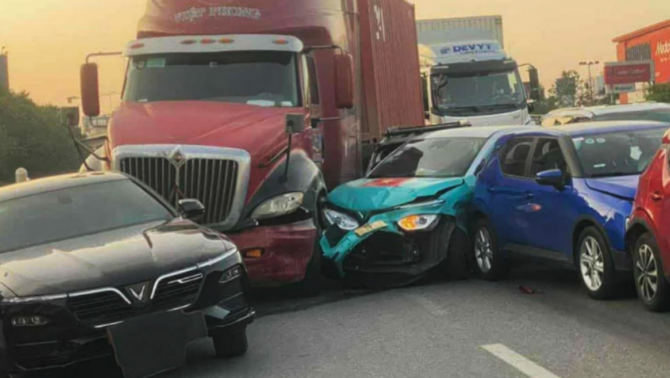 Camera ghi lại cảnh container lùa đoàn ô tô con trên cầu vượt ở Hà Nội, hiện trường kinh hoàng