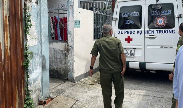 Người dân bàng hoàng khi phá cửa phòng trọ ở TP.HCM, phát hiện thi thể phụ nữ đã bốc mùi