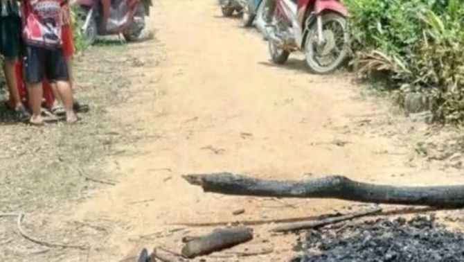 Vợ khóc ngất phát hiện chồng qua đời trong tình trạng cháy đen trước nhà, tìm thấy 1 thứ đáng nghi