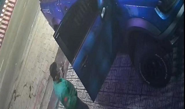 Clip ghi lại hành động lạ của người mặc áo xe ôm công nghệ nghi lấy 30 cây vàng của tài xế ngủ trên xe bán tải
