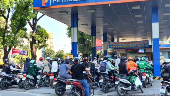 Giá xăng dầu hôm nay 15/9: Giữ vững đà tăng ngày đầu tuần, dự báo sẽ còn tiếp tục 'leo thang'!