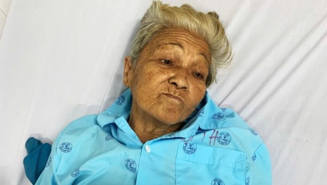 TP.HCM: Cần người thân đến khẩn cấp để chăm sóc bà lão bán bắp bị bệnh nặng đang nằm viện một mình