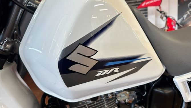 Suzuki chính thức ra mắt ‘huyền thoại côn tay’ 200cc mới chất hơn Honda Winner R và Exciter, giá mềm