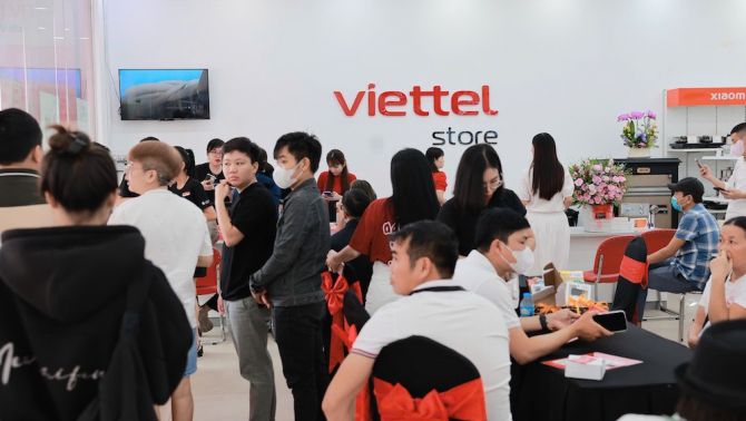 Ban lãnh đạo Viettel Store trực tiếp trao tận tay iPhone mới cho khách hàng