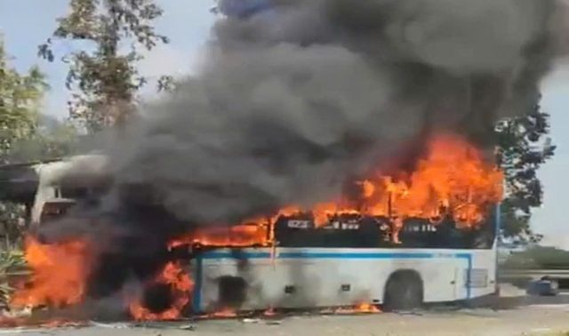 Xe khách đang lưu thông bỗng bốc cháy ngùn ngụt trên quốc lộ 18, hành khách hoảng loạn tháo chạy