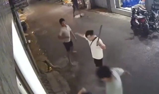 Hé lộ nguyên nhân người đàn ông bị 2 đối tượng đánh đến ngất xỉu giữa đường ở TP.HCM