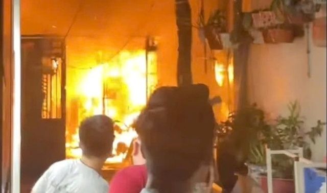 Công an thông tin nóng về người nghi dùng xăng phóng hỏa căn nhà 2 tầng ở Hà Nội, hé lộ nguồn cơn vụ việc