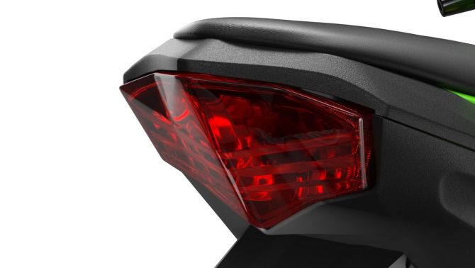 ‘Chiến binh côn tay’ 125cc của Nhật chính thức ra mắt: Có ABS 2 kênh xịn hơn Honda Winner R, giá mềm