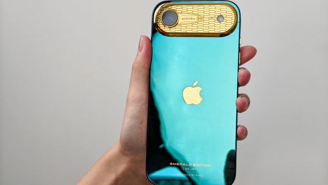 Chiêm ngưỡng chiếc iPhone Air xa xỉ bậc nhất Việt Nam: mạ vàng 24K, đổi màu theo ánh sáng, giá gần 200 triệu