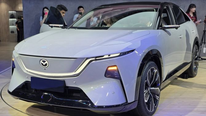 Mazda chính thức ra mắt mẫu SUV đẹp long lanh giá 380 triệu đồng: Có màn hình 5K cực to, át vía CX-5