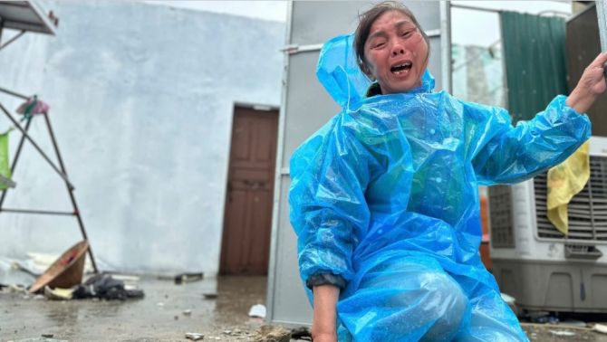 Những tiếng khóc xé lòng khi nhà thành đống đổ nát: 'Giờ trắng tay, tôi không biết xoay xở thế nào'