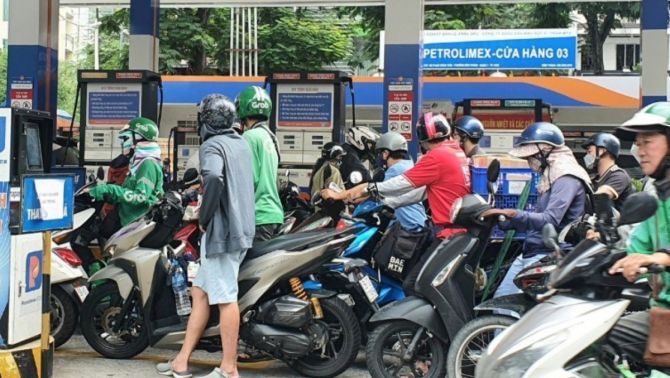 Giá xăng dầu hôm nay 1/10: Trong nước nguy cơ leo thang từ chiều mai, RON95 cũng tăng không kịp hãm!