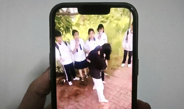 Xôn xao clip 2 nữ sinh đánh nhau bên bờ sông Sài Gòn, 1 nữ sinh thất thế bị lao vào đánh hội đồng