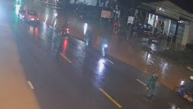 Camera ghi lại giây phút kinh hoàng ô tô lao như bay, tông tử vong chủ tịch xã khi đang làm nhiệm vụ