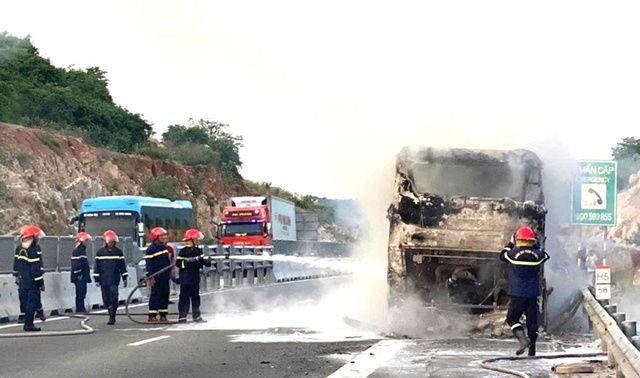 Sau tiếng nổ lớn, xe khách chở 30 người cháy trơ khung trên cao tốc Nha Trang – Cam Lâm, hiện trường gây ám ảnh