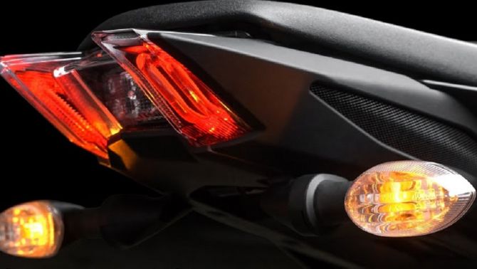 Yamaha chính thức ra mắt ‘huyền thoại bóng đêm’ mới chất hơn hẳn Honda Winner R, có ABS, giá hấp dẫn