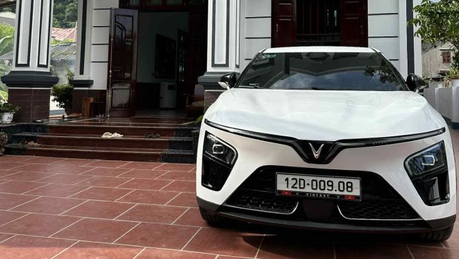 Bỏ xe xăng, chuyển sang VinFast VF 7, chủ xe khẳng định: Phấn khích hơn, an toàn hơn, tiết kiệm cả trăm triệu đồng