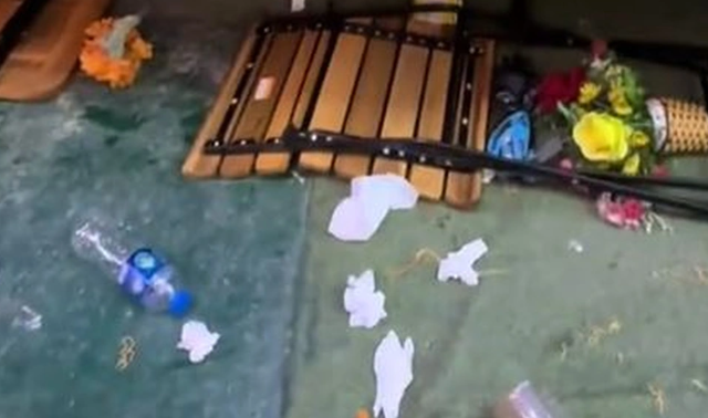 Du khách nước ngoài hoảng hốt khi chứng kiến tàu hất văng bàn ghế ở phố cà phê ‘đường tàu' Hà Nội