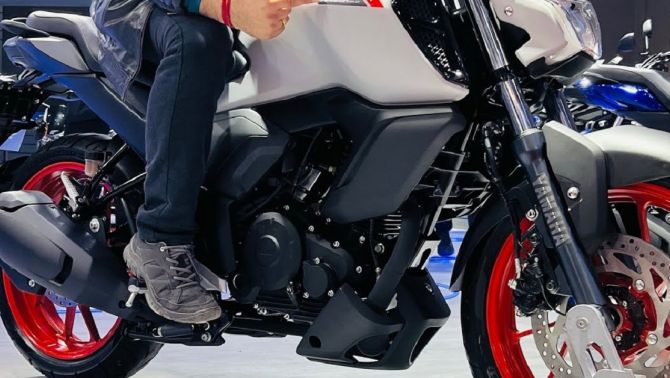 Yamaha chính thức ra mắt ‘vua côn tay’ 150cc mới giá 65 triệu đồng: Chơi tới bến với Honda Winner R