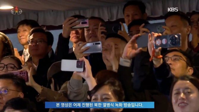 Bất ngờ thú vị về Triều Tiên: Đất nước 'kín cổng cao tường' nhưng không thiếu điện thoại xịn