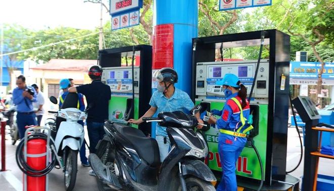 Sau 2 tháng bán thí điểm ở 3 thành phố, giá xăng E10 cũng không thoát khỏi cảnh giảm ‘không phanh’