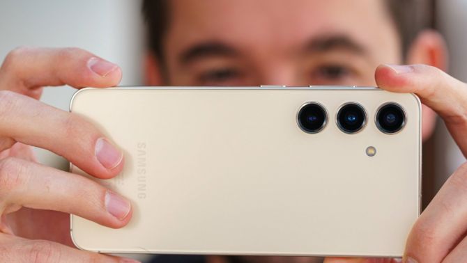 Galaxy S24 5G giá rẻ bằng nửa iPhone Air, vượt trội về phần cứng, thậm chí ăn đứt cả iPhone 17