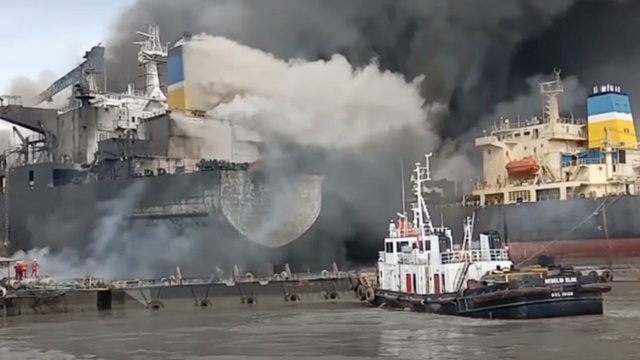 Tàu chở dầu bốc cháy ngùn ngụt khi đang sửa chữa khiến ít nhất 10 người thiệt mạng, 18 người bị thương