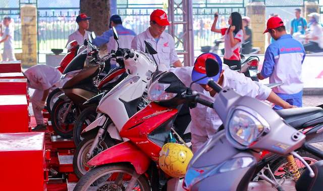 Honda Việt Nam hỗ trợ Khách hàng các tỉnh miền Bắc kiểm tra và thay dầu miễn phí xe hư hại do mưa lũ gây ra!