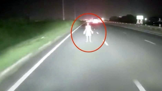 Người đi bộ lao ra giữa cao tốc bị ô tô tông: Góc khuất pháp lý ít ai biết, tài xế có bị truy cứu hình sự?