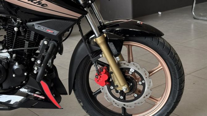 ‘Vua côn tay’ 160cc mới chính thức về đại lý giá 35 triệu đồng: Đại chiến Honda Winner R và Exciter