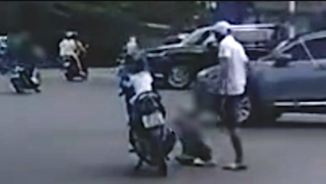 Hà Nội: Xôn xao cảnh nghi cha ruột tác động vật lý bé trai, nguyên nhân ra tay khiến nhiều người bức xúc