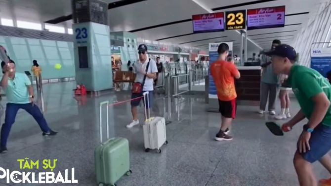 Chỉ có ở Việt Nam, nhóm người đàn ông biến sân bay thành sân chơi pickleball
