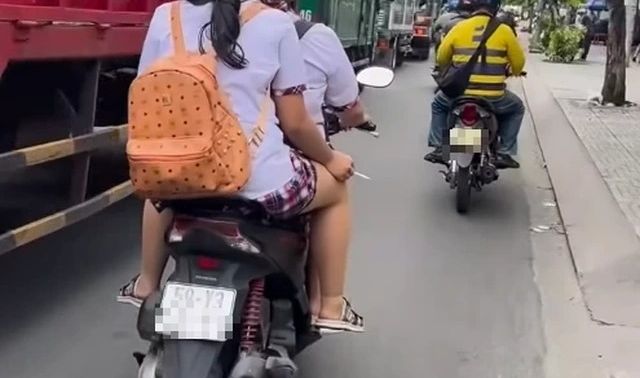 Camera ghi lại hành động phản cảm của 2 nữ sinh khi tham gia giao thông khiến dư luận bức xúc