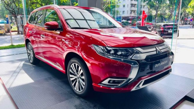 Giá lăn bánh Mitsubishi Outlander cuối tháng 10/2025 ‘rẻ hiếm thấy’, đè bẹp Mazda CX-5 và Honda CR-V