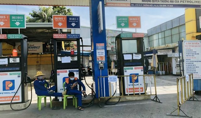 Giá xăng dầu giảm, hàng loạt nhân viên trong ngành năng lượng có nguy cơ mất việc