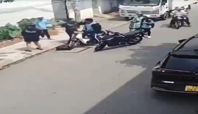 Cái kết đắng cho thanh niên chở bạn gái chặn đường, đánh tới tấp 2 nam sinh trên đường, hé lộ nguồn cơn