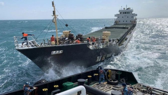 Tàu chở gần 6.000 tấn xi măng bất ngờ bị chìm trên biển Huế, tình hình 8 thuyền viên mắc kẹt trên tàu? 