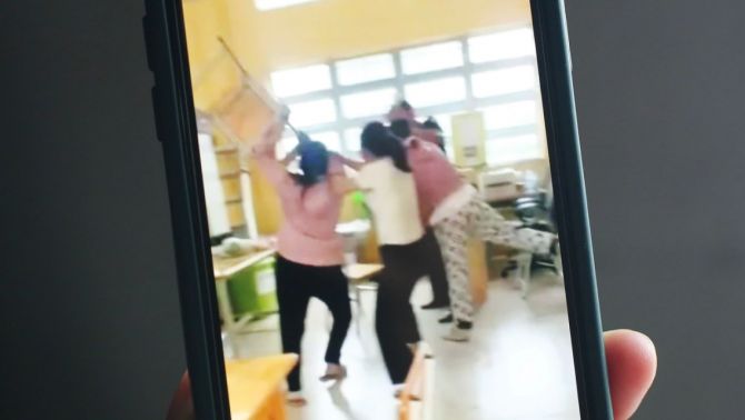 Tây Ninh: Thầy giáo bị tố nhắn tin thân mật, đụng chạm nữ sinh lớp 10, phụ huynh có hành động bức xúc tại trường