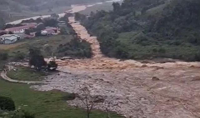 Sau tiếng nổ lớn, lũ bùn 3km tràn xuống suối ở Quảng Ngãi, cô lập 1.700 người