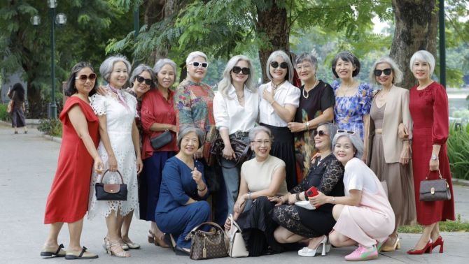 Hội tóc bạc 'chất lừ' giữa Hà Nội: U60 vẫn sang, đẹp, khiến giới trẻ phải trầm trồ
